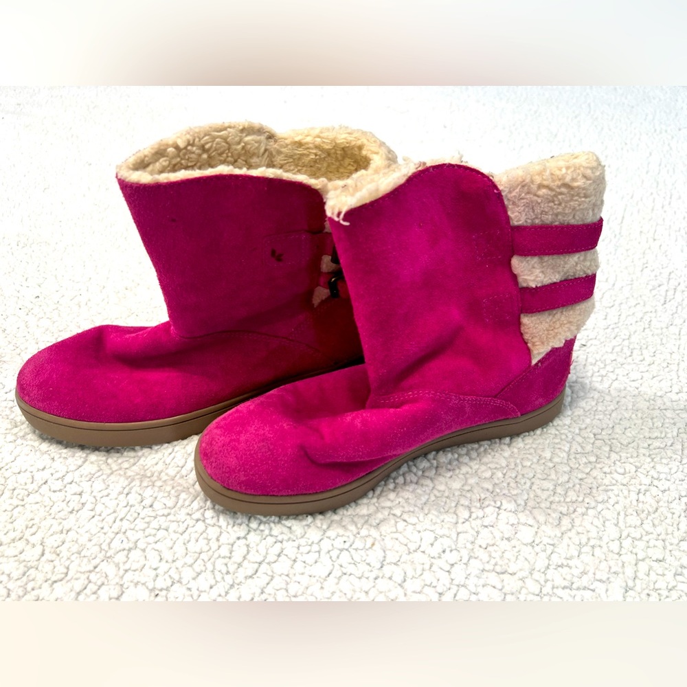 Kookaburra’s by UGG.  Size 2 girls.  Used but in nice condition